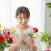 明るいリビングで園芸用のオアシスを使ってフラワーアレンジメントを楽しむ日本人の様子