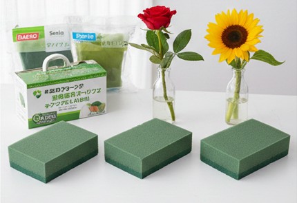 ダイソーやセリアなどの100均製品とメーカー品の吸水スポンジを並べて質感を比較している様子