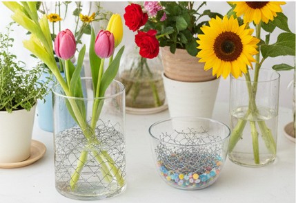 オアシスの代用品としてチキンネット（金網）をガラス花器に入れて花を留めるエコなテクニック