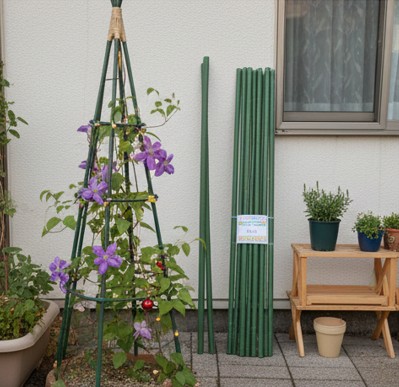 自治体の回収に出すために、紐で綺麗に一束にまとめられた長い園芸用支柱