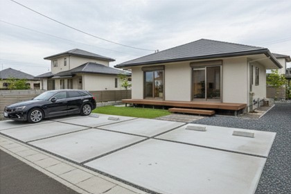 駐車スペースの一部のみをコンクリートにし、残りを砂利敷きにしてコストを抑えた、賢いゾーニングの実例