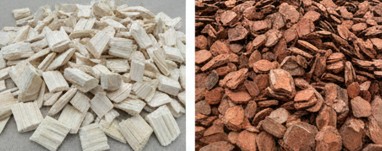 【比較画像】左：白っぽく角張ったウッドチップの山、右：赤茶色で丸みを帯びたバークチップの山