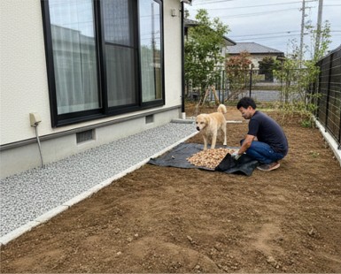 シロアリ対策のためのゾーニング：家の基礎から約50cm幅の砂利を敷き、その外側にウッドチップを施工した例