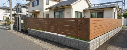 プライバシーを確保しつつ通気性も良いおしゃれな木目調ルーバーフェンス