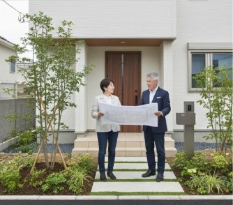 施主と丁寧に打ち合わせを行う信頼できる外構業者のイメージ