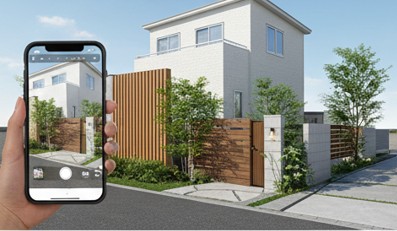スマートフォンのAR（拡張現実）アプリを使い、実際の庭の映像に仮想の木製フェンスと植栽を配置してシミュレーションしている様子。