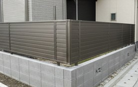 低層のブロック塀とアルミ製目隠しフェンスを組み合わせたハイブリッド外構