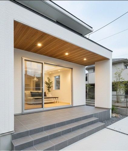 白とグレーのモノトーンで統一された直線的で洗練されたシンプルモダンの玄関外観実例