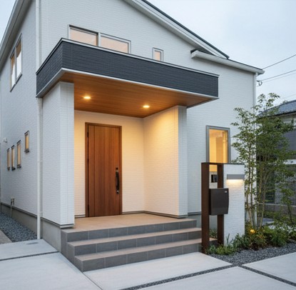 汚れが目立ちにくく滑りにくいグレーの300角磁器質玄関タイルの表面質感