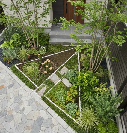 外構植栽の配置のコツである不等辺三角形の法則を意識した庭のデザイン例。高木、中木、低木を前後にずらして配置し奥行きを出している。