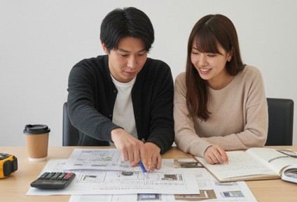 外構の見積もりを成功させるためにしっかりと重要ポイントを話し合っている夫婦