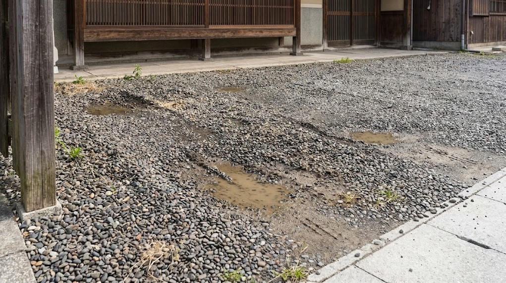 雑草やわだち問題と高額な将来の撤去費用
