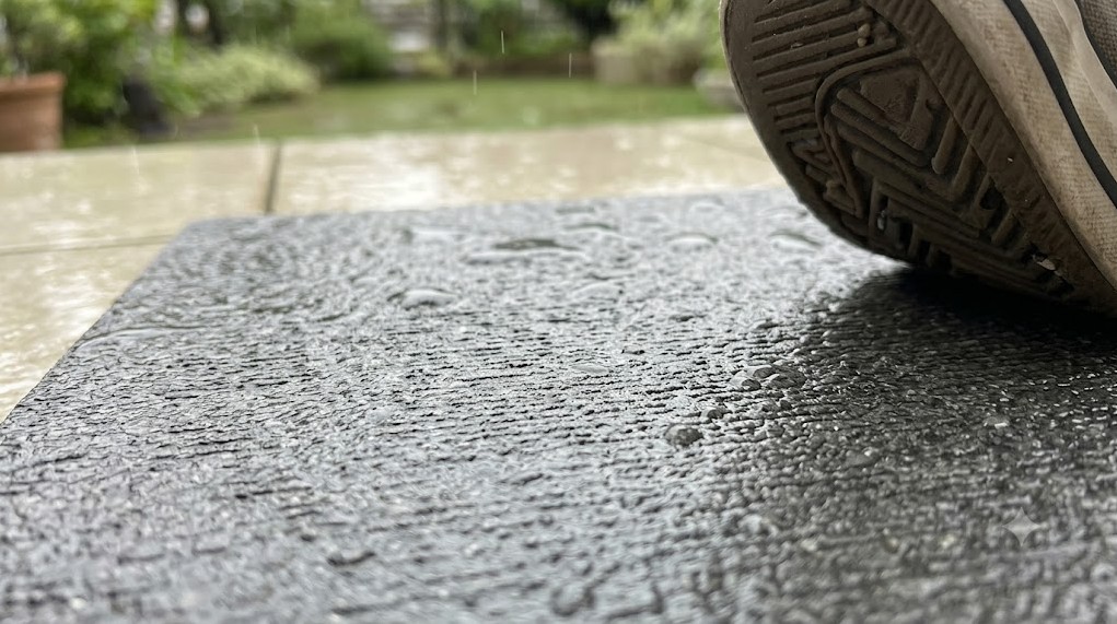 雨天時のスリップ事故を防ぐ防滑性能